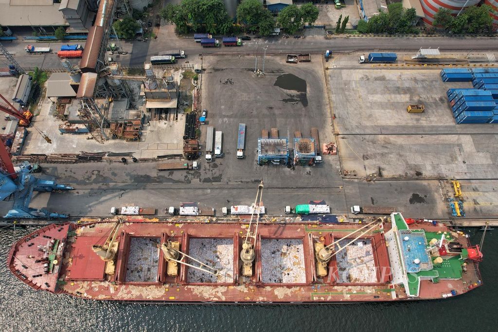 Aktivitas pembongkaran beras impor dari Thailand yang baru tiba di Pelabuhan Tanjung Priok, Jakarta, dengan menggunakan Kapal Vimc Unity, Senin (29/5/2023). Pemerintah telah mengalokasikan kuota impor beras sebanyak 2 juta ton sepanjang 2023 kepada Perum Bulog. Sebanyak 500.000 ton di antaranya direalisasikan hingga Mei 2023.