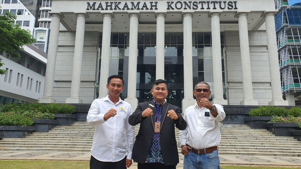 Direktur Utama Borneo Law Firm Muhamad Pazri (tengah) berfoto di depan Gedung Mahkamah Konstitusi seusai menyerahkan berbagai kelengkapan dokumen uji materi ke Mahkamah Konstitusi di Jakarta, Jumat (22/4/2022).