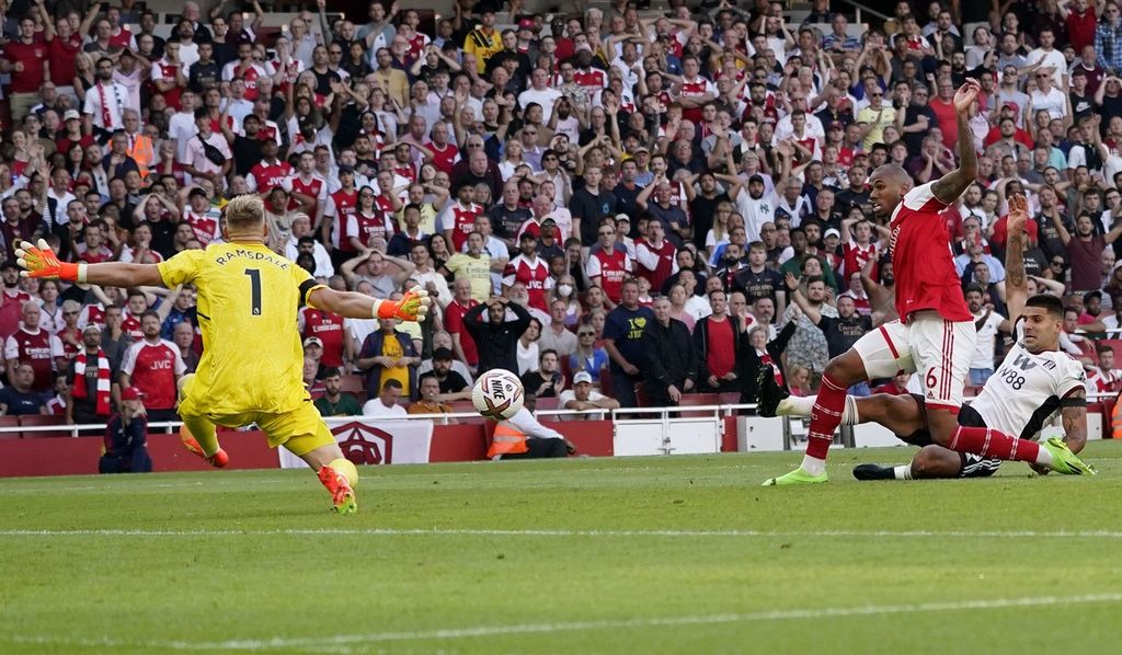 Pemain Fulham Aleksandar Mitrovic (kanan) mencetak gol ke gawang Arsenal pada laga Liga Inggris di Stadion Emirates, London, Minggu (27/8/2022) dini hari WIB. Arsenal menang dengan skor 2-1. 