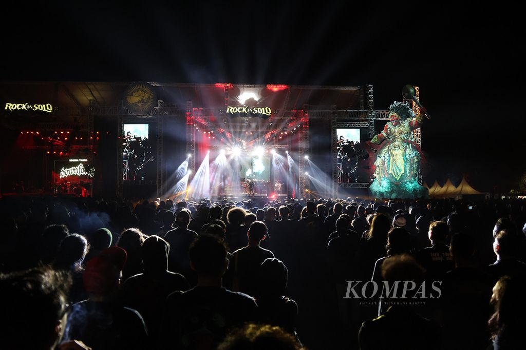 Grup Navicula tampil dalam konser festival Rock in Solo di Benteng Vastenburg, Surakarta, Jawa Tengah, Minggu (30/10/2022). Festival musik keras itu menampilkan 15 grup dari dalam dan luar negeri.