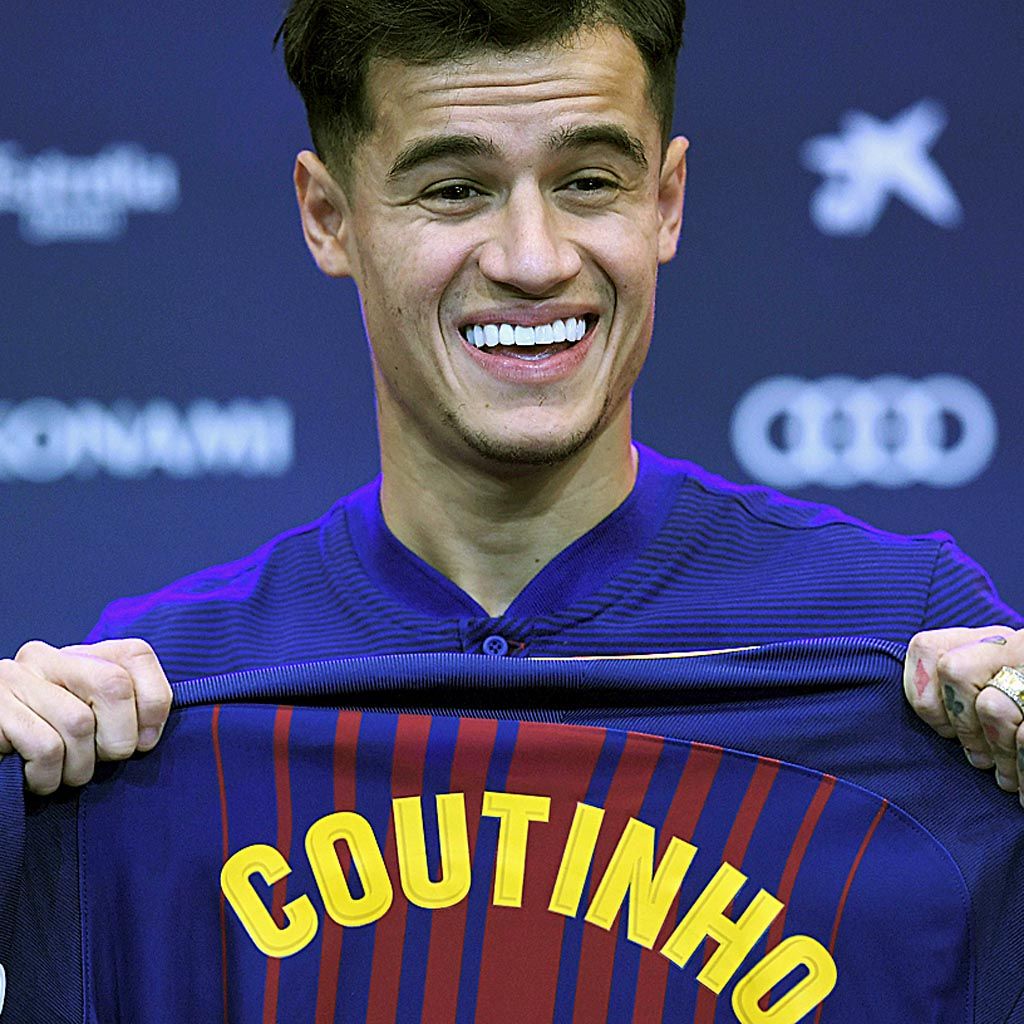 Philippe Coutinho  tersenyum lebar memperlihatkan jersey Barcelona dengan namanya  saat diperkenalkan sebagai pemain baru Barcelona di Camp Nou, Senin (8/1). Gelandang Brasil itu resmi bergabung ke Barcelona dari Liverpool dengan transfer senilai Rp 2,5 triliun.