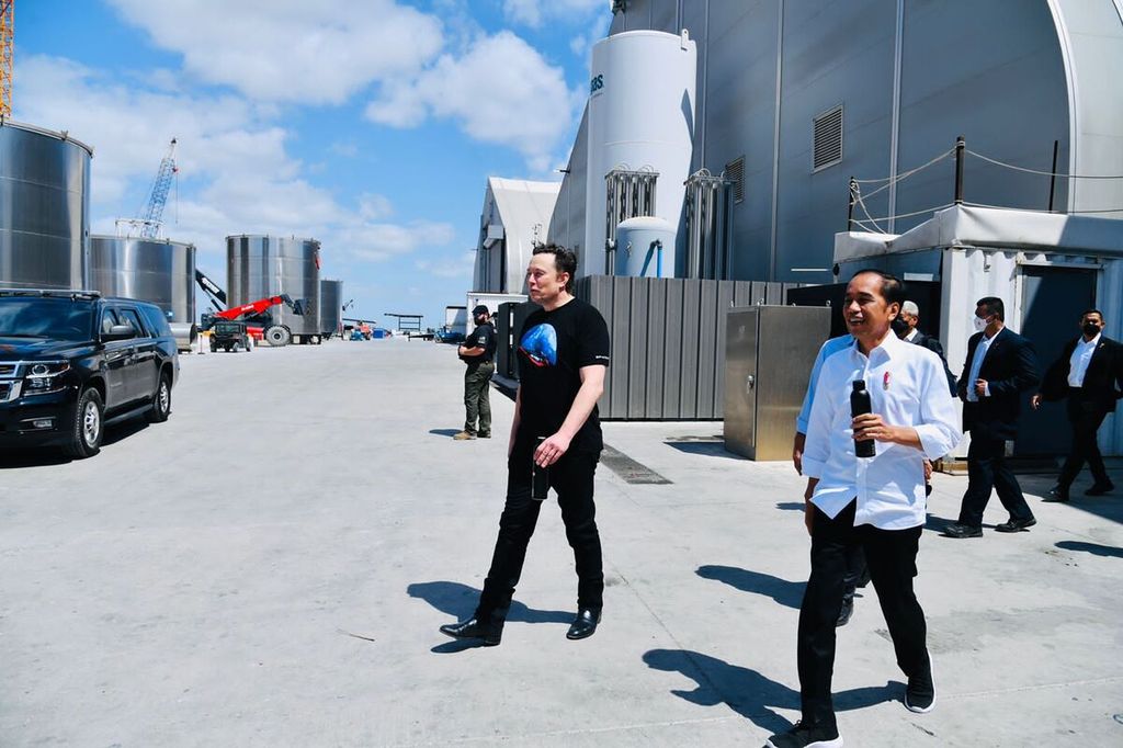 Presiden Joko Widodo meninjau lokasi fasilitas produksi roket Space X bersama Elon Musk di pabrik produksi Space X, Boca Chica, Amerika Serikat, Sabtu (14/5/2022) waktu setempat.