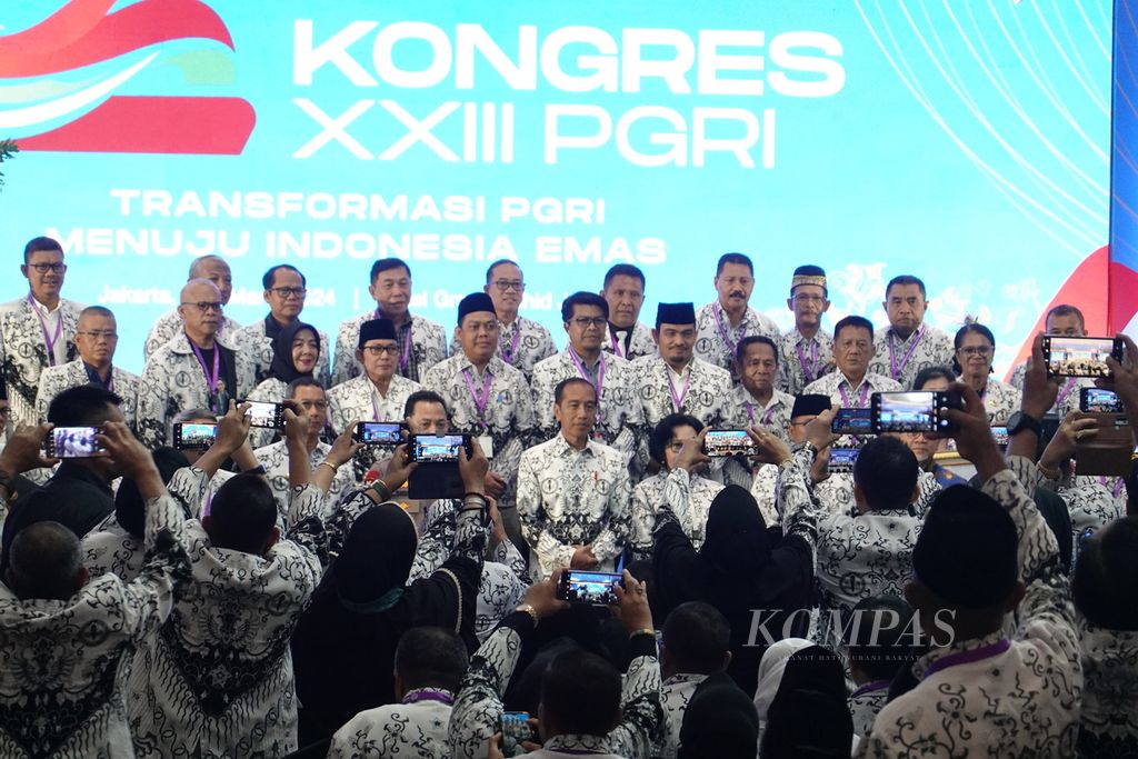 Presiden Joko Widodo berfoto bersama pengurus Persatuan Guru Republik Indonesia (PGRI) seusai Pembukaan Kongres XXIII PGRI Tahun 2024, di Jakarta, Sabtu (2/3/2024).