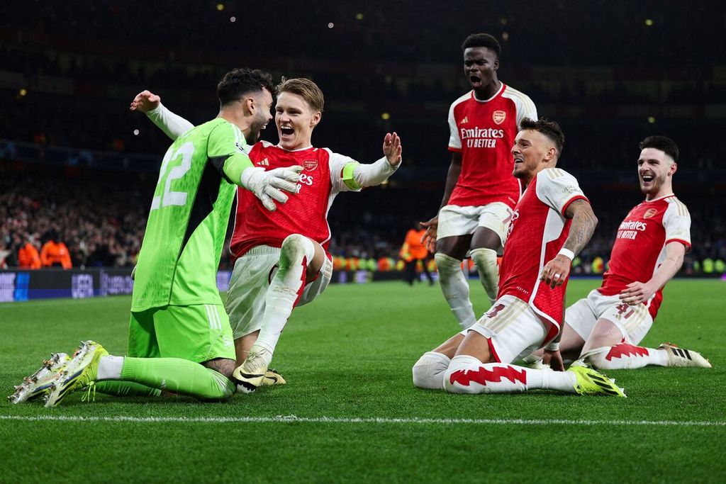 Kiper Arsenal, David Raya, merayakan keberhasilan lolos ke perempat final Liga Champions bersama rekan-rekannya, Rabu (13/3/2024) dini hari WIB.
