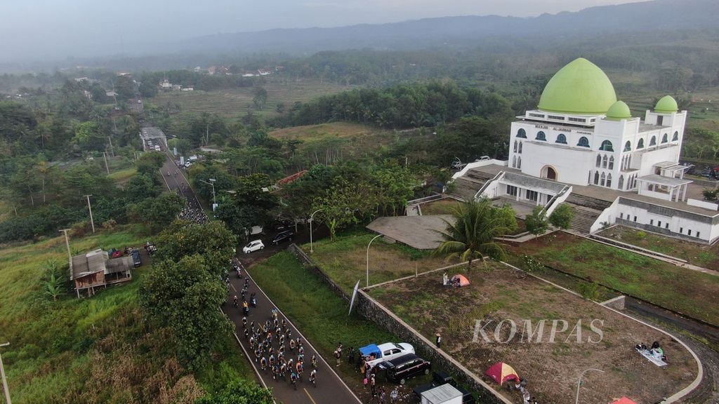 Pebalap melintasi Masjid Al Jabbar di kawasan Rancabuaya, Garut, Jawa Barat, pada etape kedua Cycling de Jabar 2023, Minggu (9/7/2023).