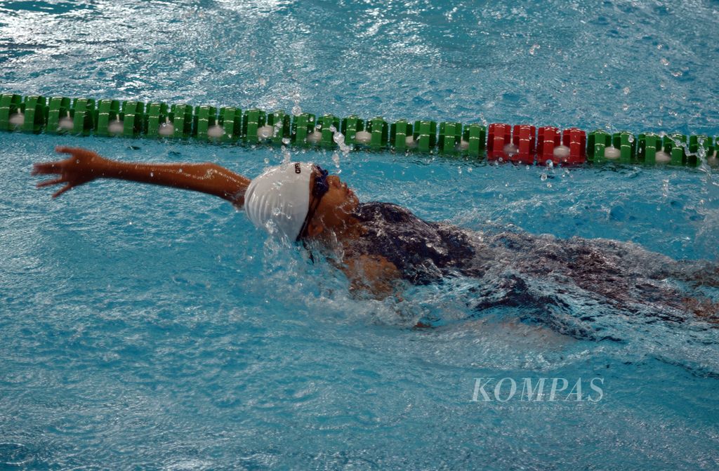 Perenang putri kelompok umur grup 3 Sumatera Selatan Adelia Ramadani dalam nomor perlombaan 100 meter gaya punggung pada hari keempat atau hari terakhir disiplin renang Festival Akuatik Indonesia 2023 di Stadion Akuatik Senayan, Jakarta, Selasa (13/6/2023). 