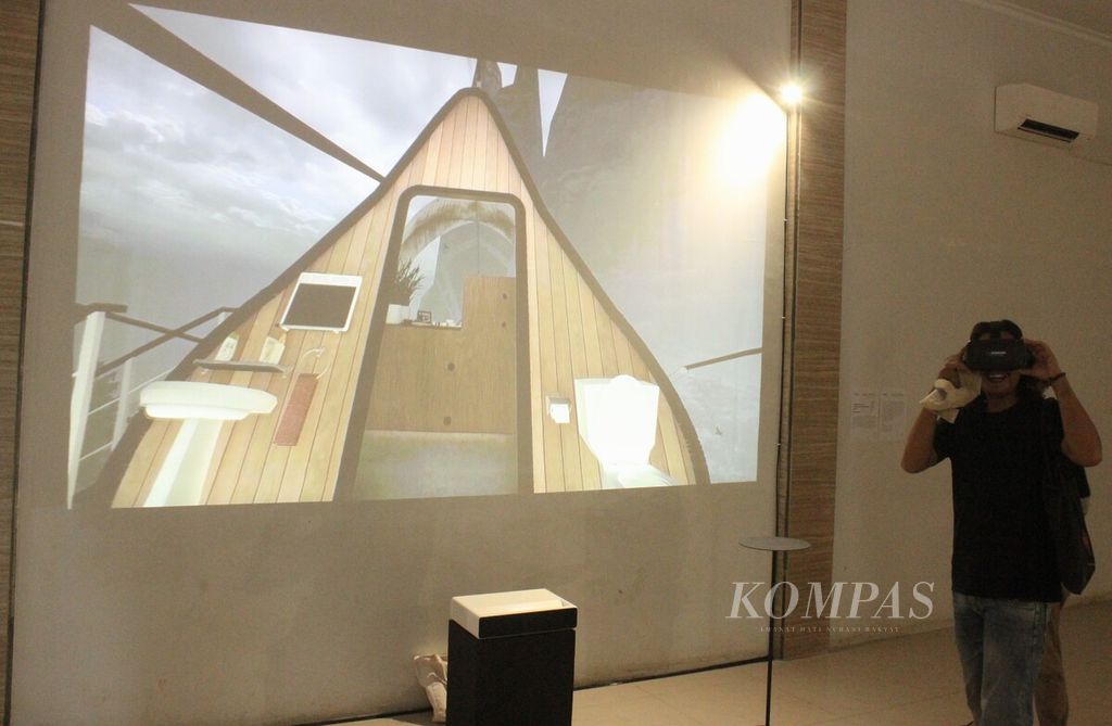 Pengunjung menyaksikan video animasi dengan menggunakan kacamata <i>virtual reality</i> dalam Festival Komunitas Seni Media di Taman Budaya Bengkulu, Bengkulu, Rabu (5/10/2022). 