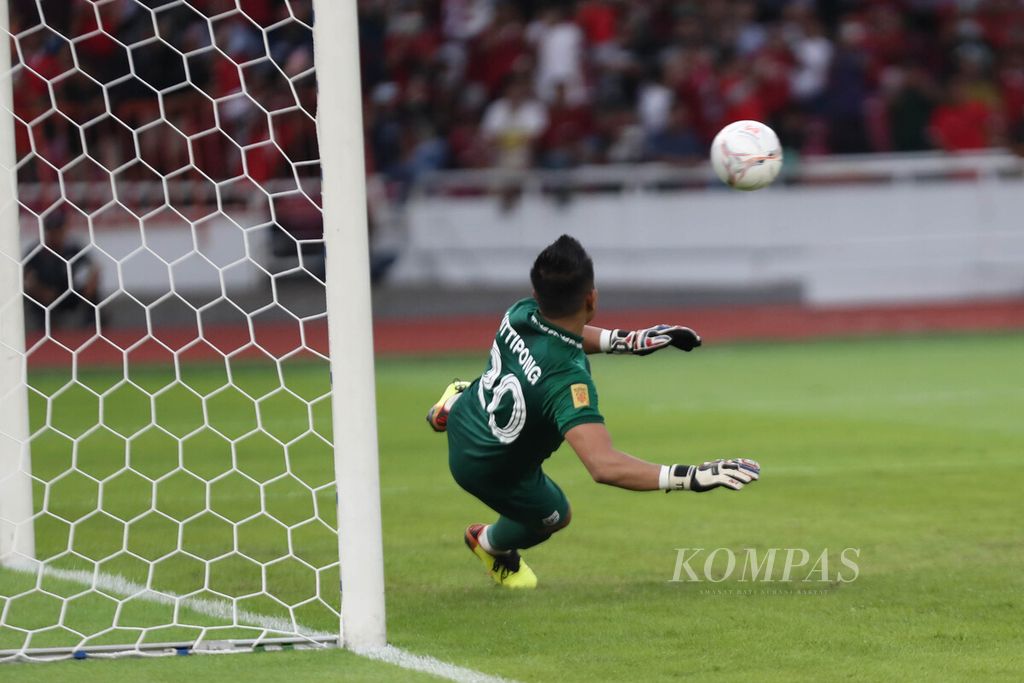 Penjaga gawang Thailand, Kittipong Phuthawchueak, gagal menahan tendangan penalti yang dieksekusi gelandang timnas Indonesia, Marc Klok, pada laga ketiga Grup A Piala AFF 2022 di Stadion Utama Gelora Bung Karno Jakarta, Kamis (29/12/2022).