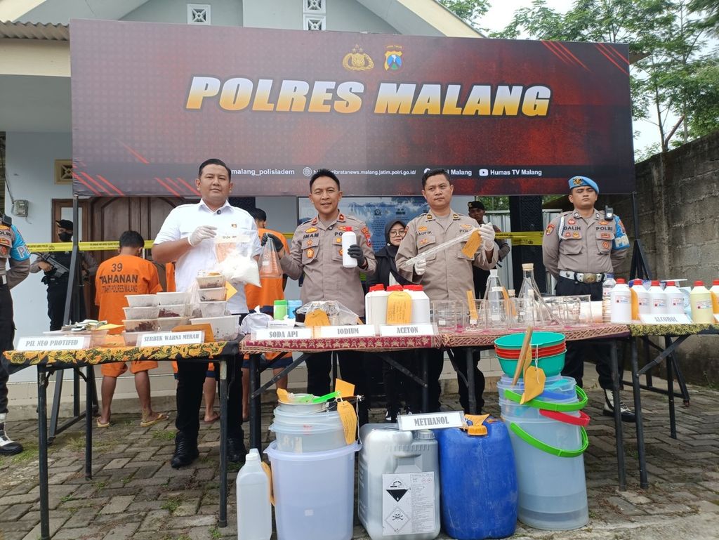 Polres Malang mengungkap pembuatan sabu di salah satu perumahan di Pandaan, Kabupaten Pasuruan, Jawa Timur, sebagaimana disampaikan dalam jumpa pers, Senin (22/4/2024)