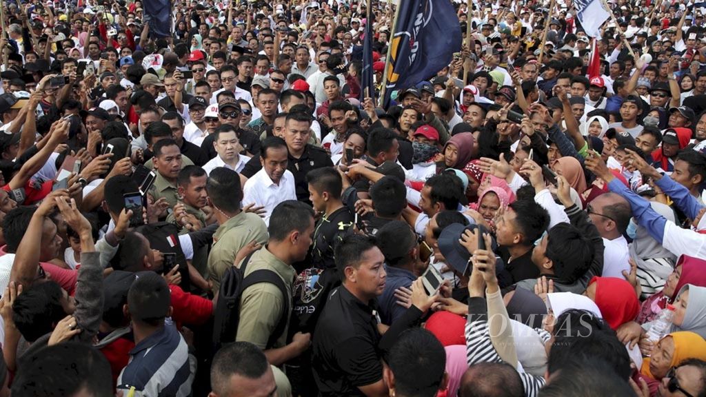 Calon presiden 01 Joko Widodo menyapa massa yang hadir dalam kampanye terbuka calon presiden-wakil presiden Joko Widodo-Ma'ruf Amin di Lapangan Sultan Maulana Yusuf, Serang, Banten, Minggu (24/3/2019). Petinggi partai politik pengusung pasangan petahana ini juga hadir.