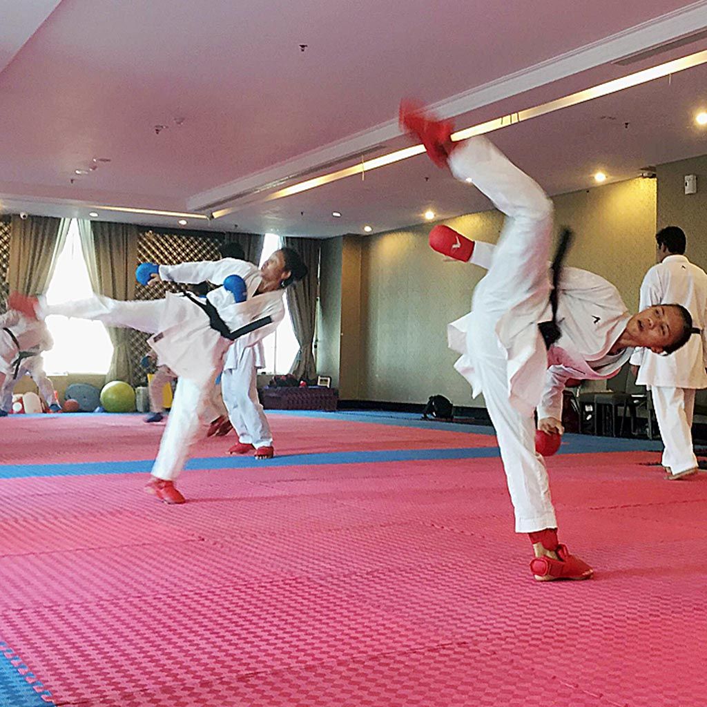 Atlet karate tim Program Indonesia Emas berlatih di kawasan Permata Hijau, Jakarta Selatan, Sabtu (17/6).