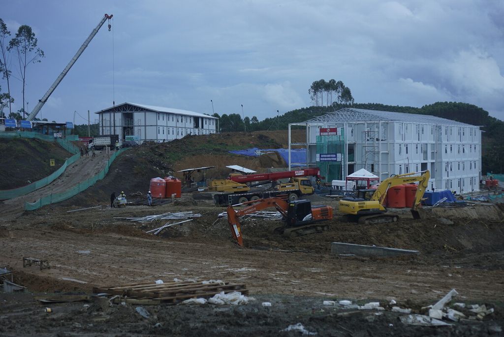 Suasana pembangunan hunian pekerja konstruksi di Kawasan Inti Pusat Pemerintahan Ibu Kota Nusantara di Kecamatan Sepaku, Penajam Paser Utara, Kalimantan Timur, Jumat (23/11/2022). Target jumlah hunian ini adalah 22 rumah susun yang dibangun dengan pagu anggaran Rp 584,24 miliar dengan masa pembangunan Agustus 2022 sampai Mei 2024.