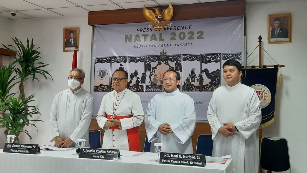 Vicar General of the Jakarta Archdiocese (KAJ), Bishop of KAJ Ignatius Cardinal Suharyo, Pastor Head of Parish Cathedral Romo Hani R Hartoko, SJ (from left) in a press conference on the meaning of Christmas 2022 at the Pastoral Work Building, Jakarta Cathedral, Sunday (25/12/2022 ). KAJ invites people to live the value of caring and loving the country.