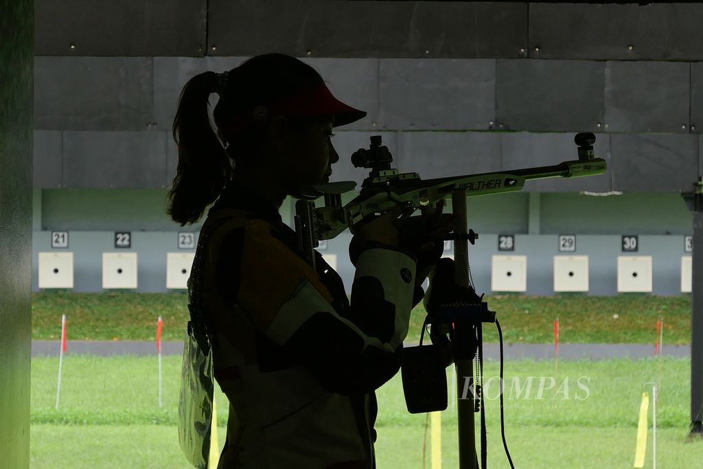 Petembak nasional Vidya Rafika Toyyiba beraksi dalam kualifikasi 50 meter senapan tiga posisi putri pada Kejuaraan Menembak Senapan dan Pistol ISSF Grand Prix 2022 di Lapangan Tembak Senayan, Jakarta, 14 Februari 2022. 
