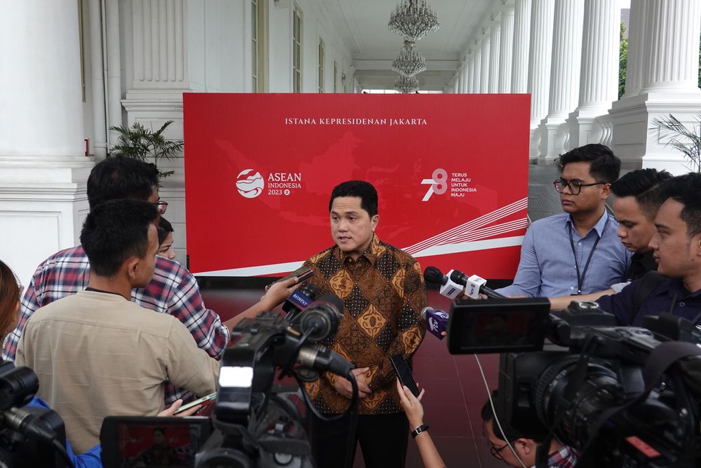 Ketua Umum PSSI Erick Thohir memberikan keterangan pers usai dipanggil Presiden Joko Widodo terkait kesiapan Piala Dunia U 17 di kompleks Istana Kepresidenan, Jakarta, Rabu (20/9/2023).