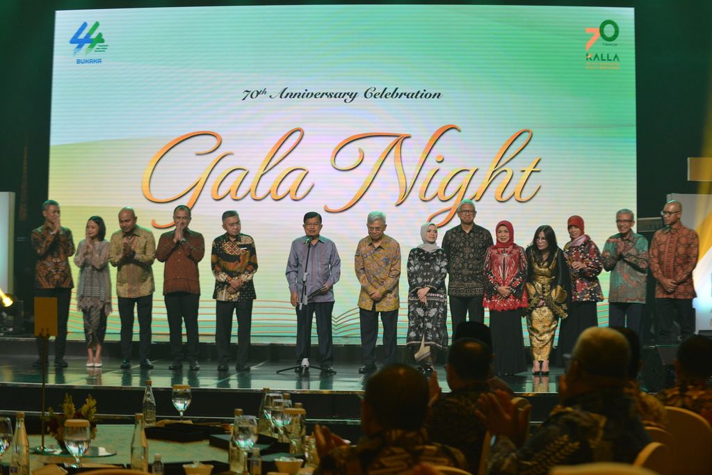 Mantan Wakil Presiden Indonesia Jusuf Kalla (tengah) berdiri dengan para karyawan Kalla Group di acara Galla Dinner HUT ke-70 tahun Kalla Group di Grand Ballroom Kempinski, Jakarta, Jumat (28/10/2022) malam.