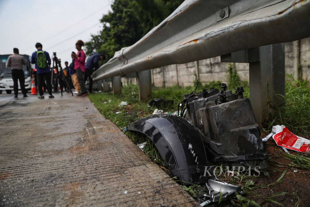 Serpihan kendaraan yang terbakar akibat kecelakaan di Jalan Tol Jakarta-Cikampek Kilometer 58, Karawang, Jawa Barat, Senin (8/4/2024). Sebanyak 12 korban tewas dalam kecelakaan ini. 