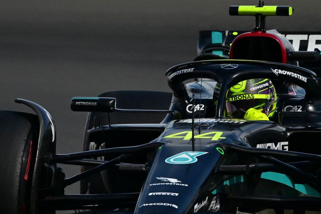 Pebalap tim Mercedes Lewis Hamilton memacu mobilnya pada F1 seri Inggris di Sirkuit Silverstone, Inggris, Minggu (9/7/2023). Hamilton menjadi pemenang ketiga pada lomba itu.