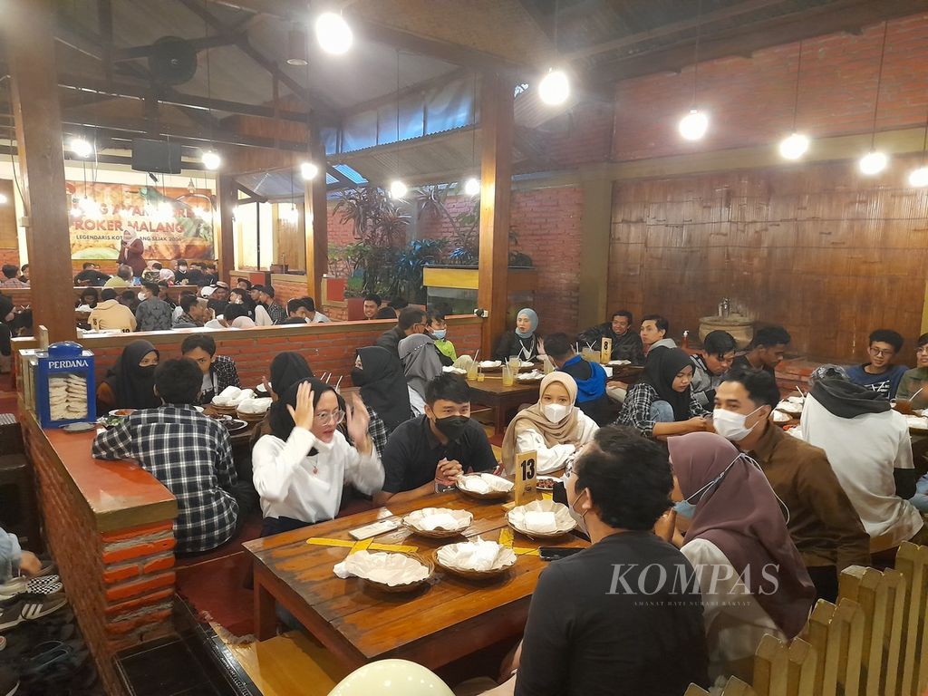 Suasana jelang waktu berbuka di salah satu warung makan di Jalan Danau Bratan, Sawojajar, Kota Malang, Jawa Timur, Minggu (17/4/2022) sore, penuh oleh masyarakat yang sebagian tengah menggelar buka puasa bersama.