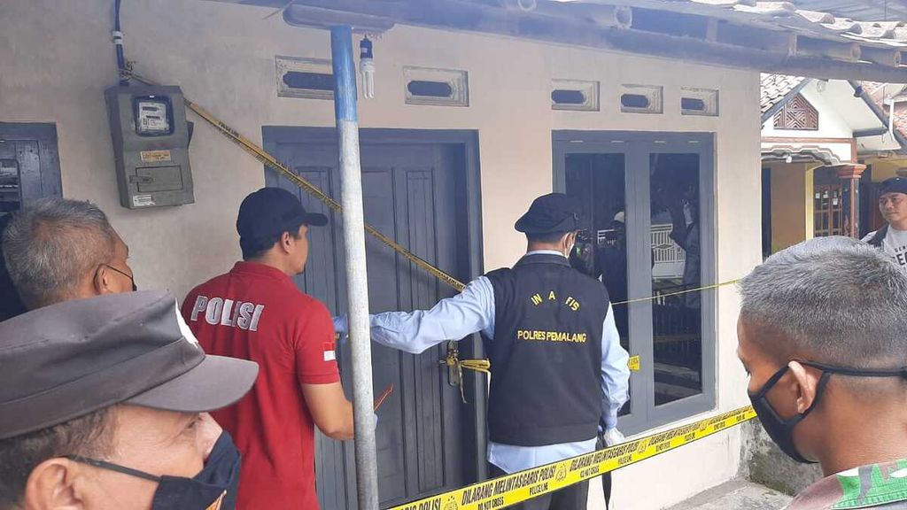 Polisi melakukan olah tempat kejadian perkara pembunuhan seorang warga yang dilakukan oleh suaminya di Desa Tanahbaya, Kecamatan Randudongkal, Kabupaten Pemalang, Jawa Tenga, Rabu (21/9/2022) . 