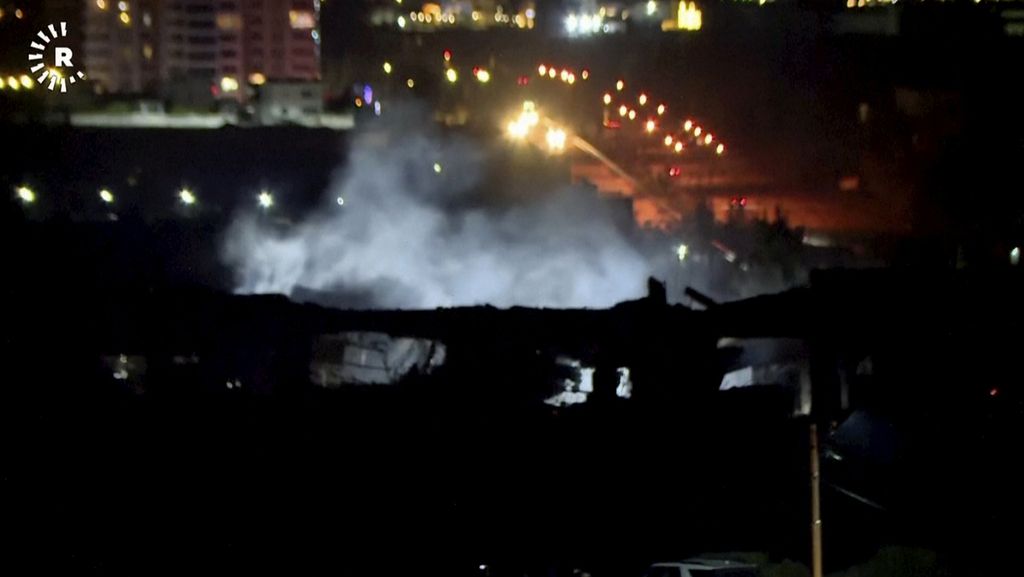Gambar yang diambil dari video Rudaw TV ini menunjukkan asap mengepul dari sebuah gedung yang dihantam serangan rudal Garda Revolusi Iran di Irbil, Irak. 