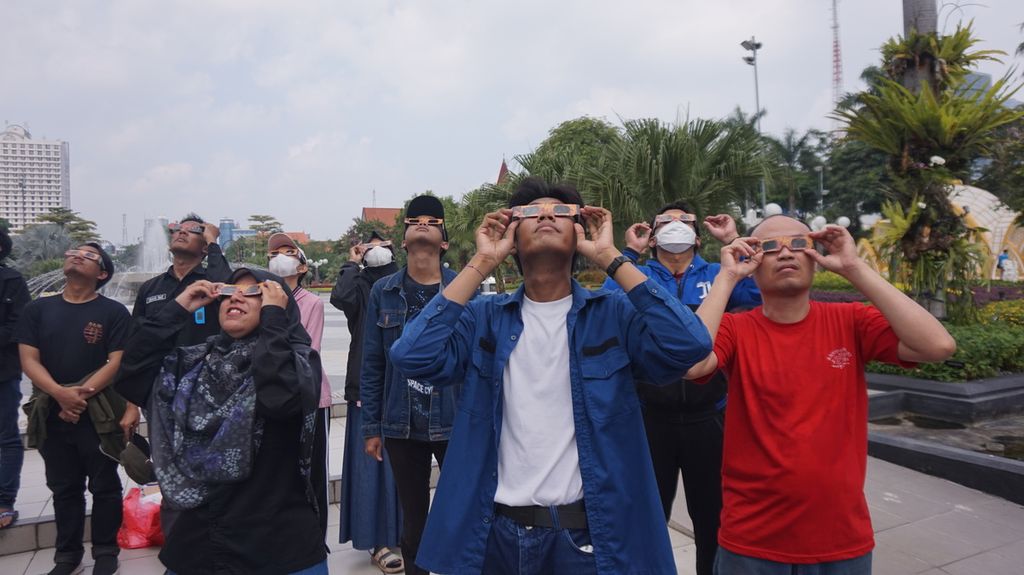 Kalangan warga dan Surabaya Astronomy Club saat menyaksikan gerhana matahari hibrida dari Taman Surya Balai Kota Surabaya, Jawa Timur, Kamis (20/4/2023). Ketika itu, Indonesia sedang mengalami cuaca panas tidak biasa.