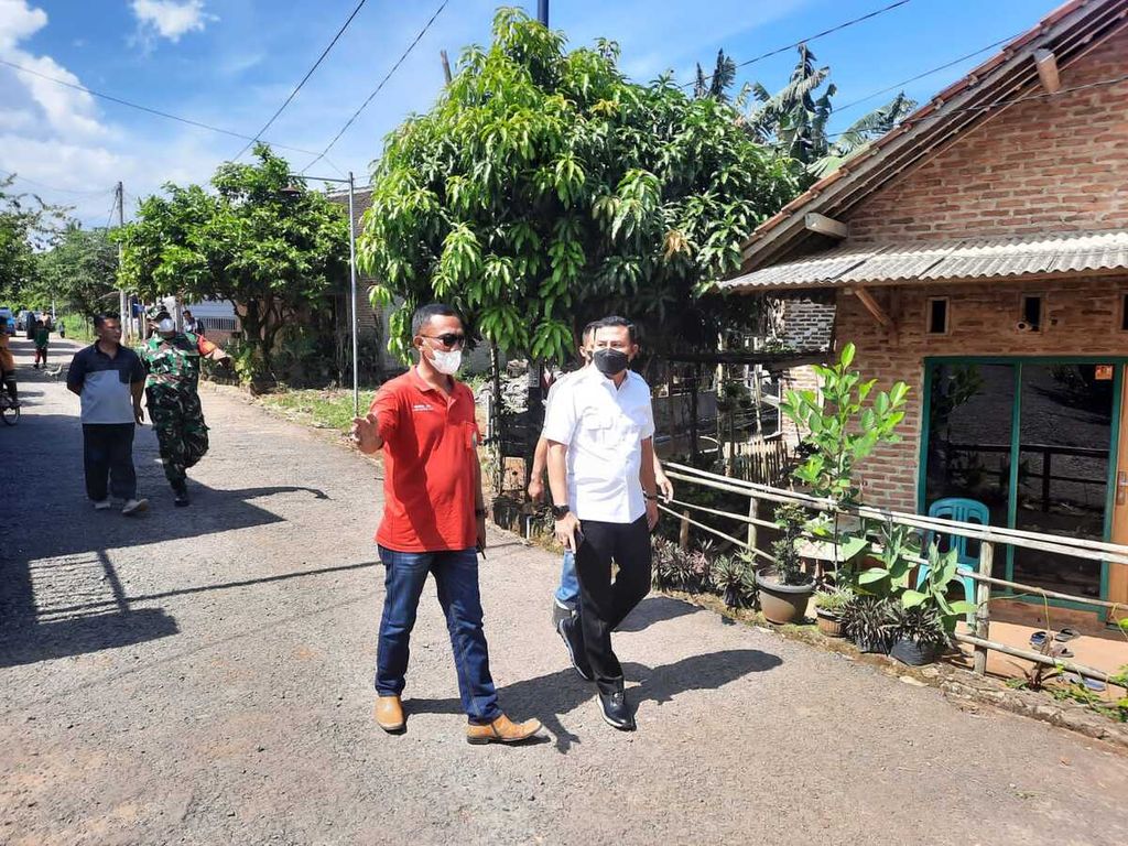 Petugas gabungan dari Kepolisian Resor Lampung Selatan, TNI, dan pemerintah daerah menertibkan plang Khilafatul Muslimin di permukiman penduduk di Kecamatan Jati Agung, Kabupaten Lampung Selatan, Lampung, sejak Selasa (14/6/2022).