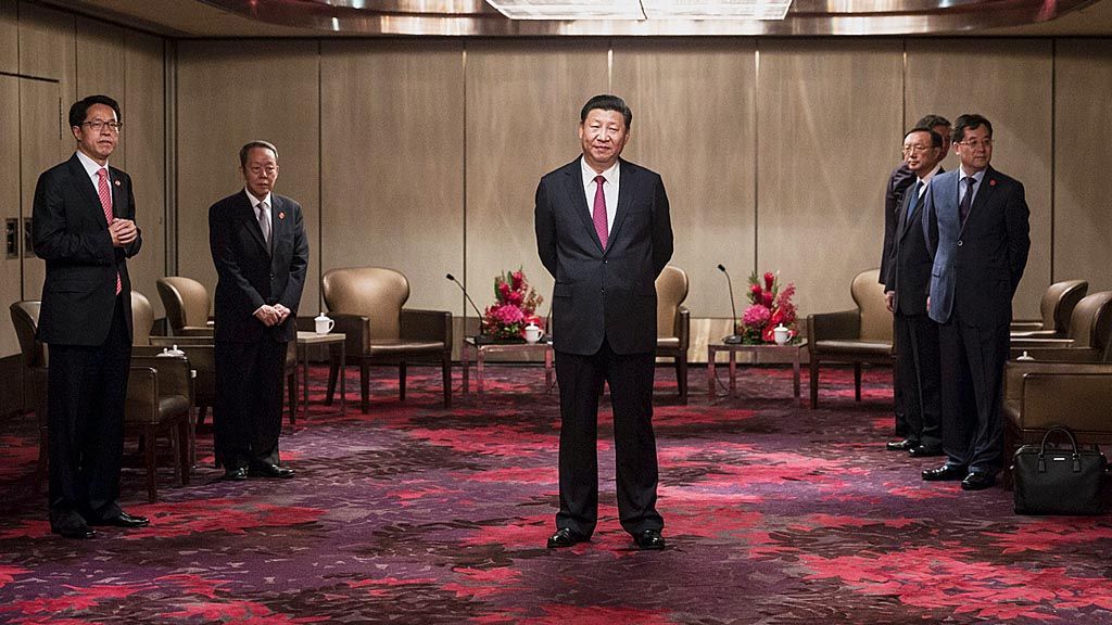 Presiden China Xi Jinping (tengah) menanti kehadiran pemimpin eksekutif Hongkong Leung Chun-ying di sebuah hotel di Hongkong, Kamis (29/6), sebelum pertemuan keduanya. Xi tiba di Hongkong untuk memperingati 20 tahun penyerahan Hongkong dari tangan Inggris ke China dan pelantikan pemimpin eksekutif terpilih Carrie Lam pada 1 Juli. 
