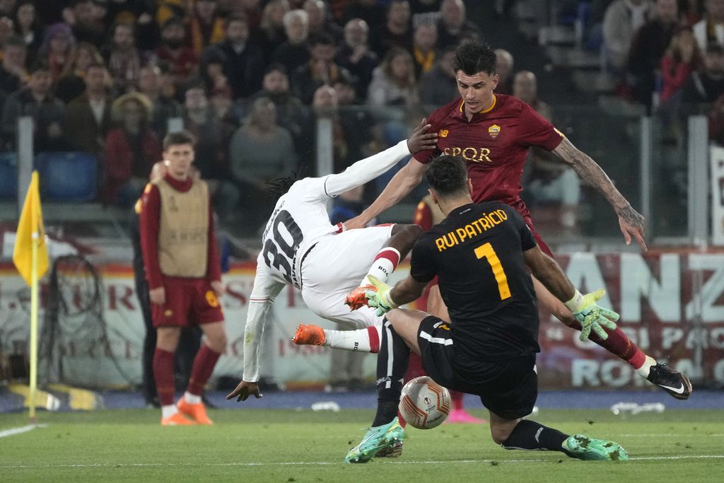 Pemain Bayer Leverkusen, Jeremie Frimpong (kiri), berebut bola dengan pemain AS Roma, Roger Ibanez (kanan), dan kiper AS Roma, Rui Patricio. dalam pertandingan laga pertama semifinal Liga Europa antara AS Roma dan Bayer Leverkusen di Stadion Olimpico, Roma, Italia, Jumat (12/5/2023) dini hari. AS Roma menang 1-0 atas Bayer Leverkusen.