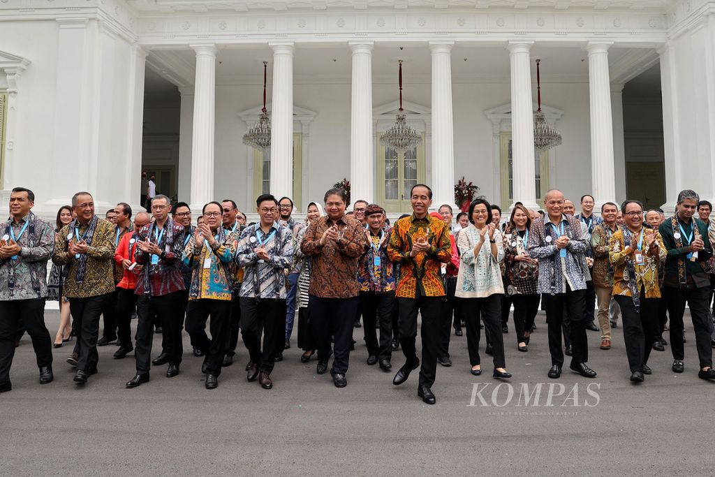 Presiden Joko Widodo beserta peserta Kompas100 CEO Forum Powered by East Ventures berjalan seusai foto bersama di depan Istana Merdeka, Jakarta, Jumat (2/12/2022). 