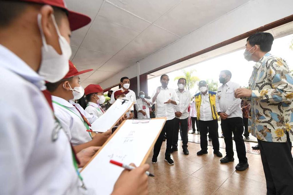 Di luar agenda yang telah ditetapkan, Presiden Joko Widodo bertemu dengan sejumlah anak yang tengah belajar matematika di kawasan Kantor Bupati Humbang Hasundutan, Provinsi Sumatera Utara, Kamis (3/2/2022).