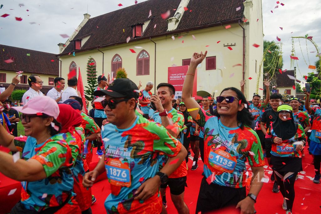 A total of 900 participants took part in the Bank Jateng Friendship Run Makassar event at Fort Rotterdam, Makassar, South Sulawesi, on Sunday (10/9/2022).