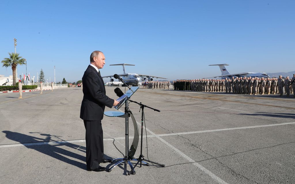 Presiden Rusia Vladimir Putin menyampaikan pidato di hadapan tentara Rusia di Pangkalan Udara Khmeimim, Suriah, 11 Desember 2017. 