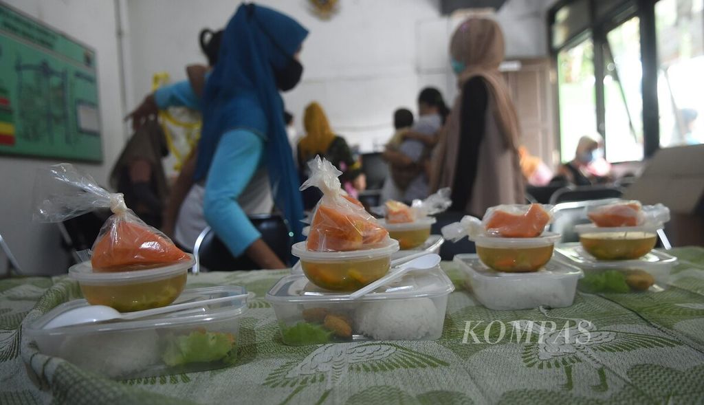 Makanan yang siap dibagikan saat program Gerakan Masyarakat Peduli Anak Stunting di Kelurahan Asemrowo, kecamatan Asemrowo, Surabaya, Jawa Timur, Jumat (3/12/2021). 