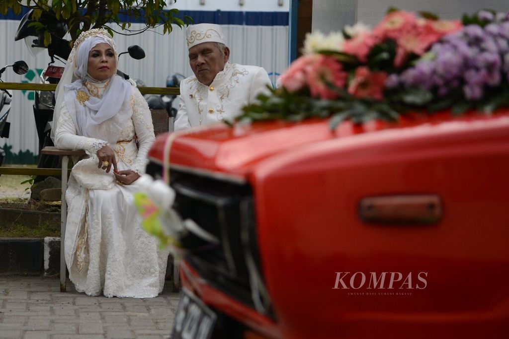 Mobil pengantin melintas di depan pasangan suami istri difabel yang hendak merayakan pernikahan mereka dalam acara Nikah Bareng Ramadhan Berkah di halaman Masjid Islamic Centre Universitas Ahmad Dahlan, Bantul, DI Yogyakarta, beberapa waktu lalu.