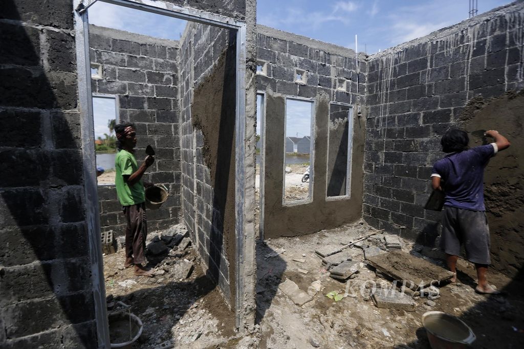 Pekerja menyelesaikan pembangunan perumahan bersubsidi di kawasan Bunibakti, Bekasi, Jawa Barat,, Senin (9/1/2023). Pemerintah melalui Badan Pengelola Tabungan Perumahan Rakyat (BP Tapera) menargetkan menyalurkan 220.000 unit rumah subsidi kredit pemilikan rumah (KPR) fasilitas likuiditas pembiayaan perumahan (FLPP) bagi masyarakat berpenghasilan rendah di tahun 2023. 