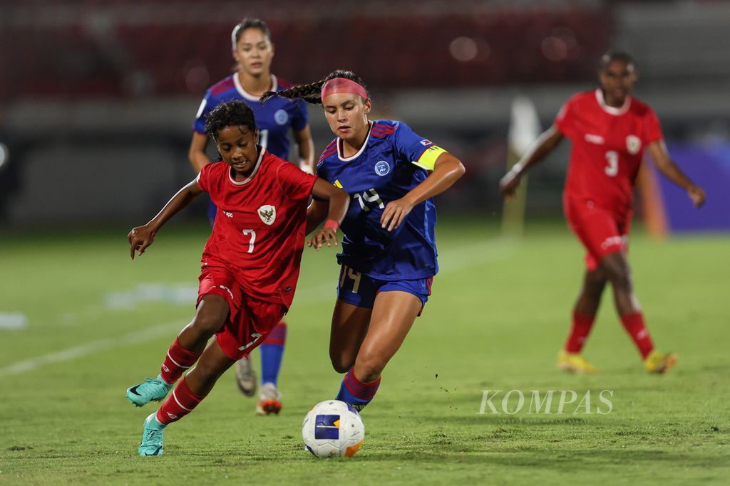 Pemain tim putri Indonesia U-17, Allya Putri (kiri), mencoba melewati pemain tim putri Filipina U-17, Ariana Markey, saat pertandingan Grup A Piala Asia Putri U-17 2024 di Stadion Kapten I Wayan Dipta Gianyar, Bali, Senin (6/5/2024). Tim putri Indonesia harus mengakui keunggulan tim putri Filipina U-17 dengan skor telak 1-6.