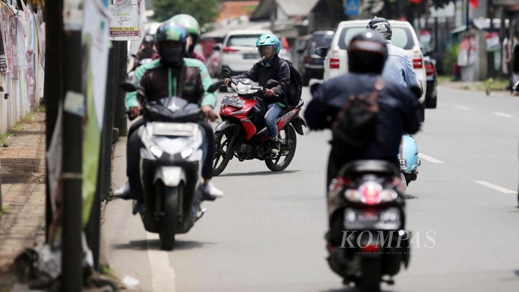 Pengendara bermotor melawan arah saat melalui Jalan Ciputat Raya di kawasan Kebayoran Lama, Jakarta Selatan, Kamis (14/3/2019). 