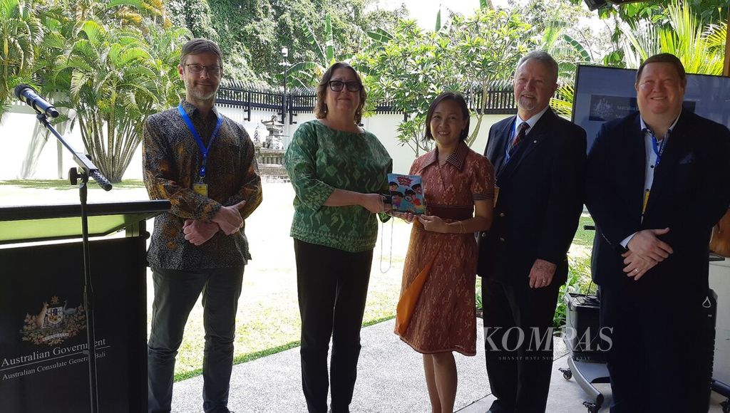 Konsul Jenderal Australia di Bali Anthea Griffin (kedua, kiri) menerima buku dari peneliti kesehatan masyarakat dari Center for Public Health Innovation (CPHI) Fakultas Kedokteran Universitas Udayana, Bali, Ni Made Utami Dwipayanti (tengah), di Konsulat Jenderal Australia di Bali, Kota Denpasar, Senin (12/9/2022). 