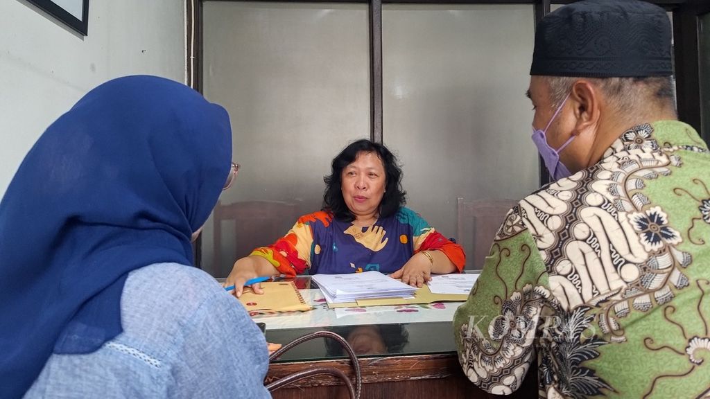 Pasangan suami istri berkonsultasi tentang proses pengangkatan anak di Yayasan Sayap Ibu, Jakarta Selatan, Rabu (10/5/2023). 