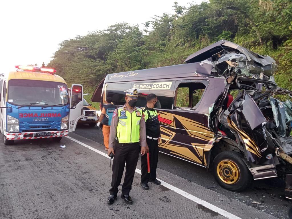 Polisi memeriksa mobil Elf yang terlibat dalam kecelakaan lalu lintas tabrak belakang di Jalan Tol Semarang-Solo Kilometer 438, Kabupaten Semarang, Jawa Tengah, Sabtu (24/9/2022). Kecelakaan yang diduga terjadi karena pengemudi mengantuk itu mengakibatkan lima orang tewas.