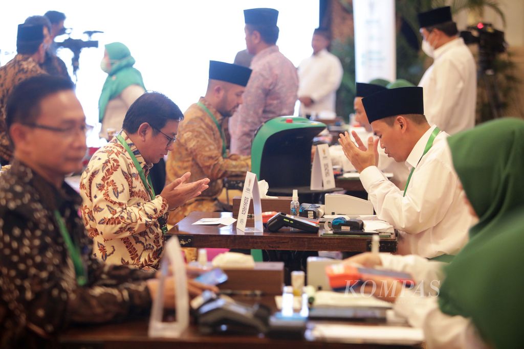 Tamu undangan menyerahkan zakat melalui Badan Amil Zakat Nasional (Baznas) saat acara penyerahan zakat di Istana Negara, Jakarta, Selasa (28/3/2023). Pembayaran zakat, infak, dan sedekah sekarang lebih mudah dengan kehadiran teknologi seperti penggunaan QRIS dan pembayaran nontunai lainnya. 