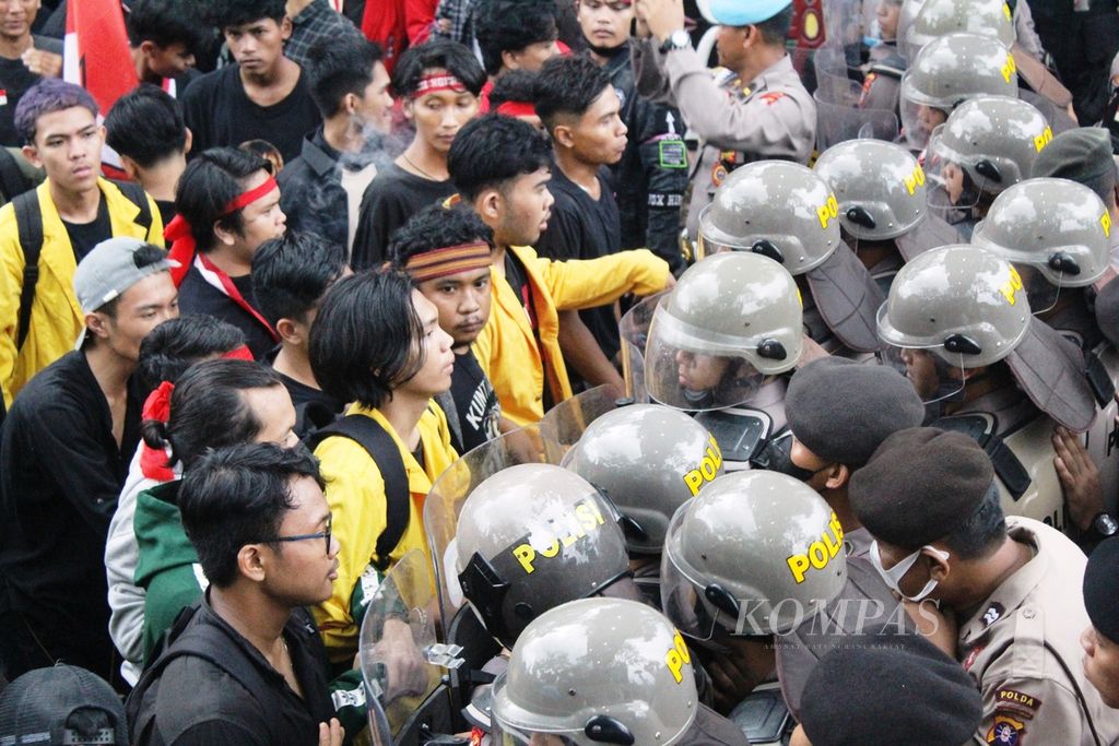 Mahasiswa Palangkaraya yang tergabung dalam Gerakan Rakyat Merdeka (GERAM) membentuk barisan di hadapan aparat kepolisian daro Polresta Palangkaraya, Kalimantan Tengah di sela-sela aksi unjuk rasa, Kamis (17/11/2022).