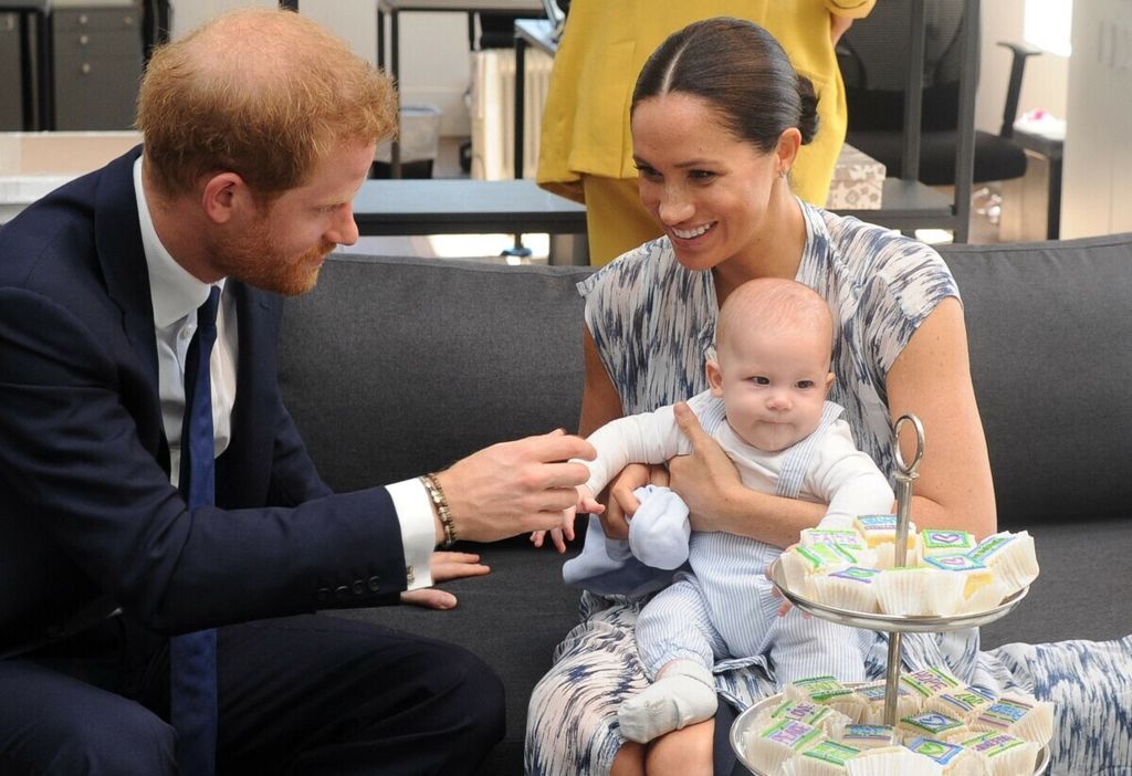 Dalam foto arsip ini, Duke dan Duchess of Sussex, Pangeran Harry dan istrinya, Meghan, menggendong bayi laki-laki mereka, Archie, saat bertemu dengan Uskup Agung Desmond Tutu di Tutu Legacy Foundation di Cape Town, Afrika Selatan, 25 September 2019.