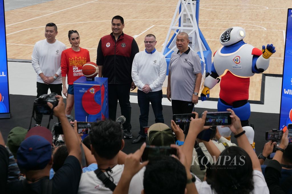 Suasana konferensi pers persiapan Piala Dunia Bola Basket FIBA 2023 di Arena Indonesia, kompleks olahraga Gelora Bung Karno, Senayan, Jakarta, Selasa (11/7/2023). IStadion itu menjadi lokasi pertandingan Piala Dunia Basket 2023.