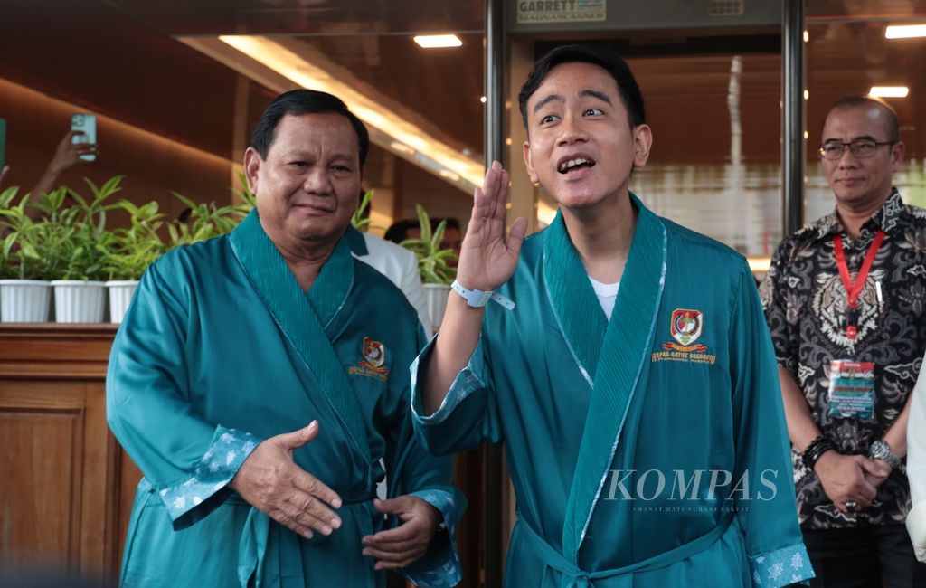 Bakal calon presiden dan bakal calon wakil presiden, Prabowo Subianto (kiri) dan Gibran Rakabuming Raka, bersiap menjalani pemeriksaan kesehatan di RSPAD Gatot Soebroto, Jakarta, Kamis (26/10/2023). 