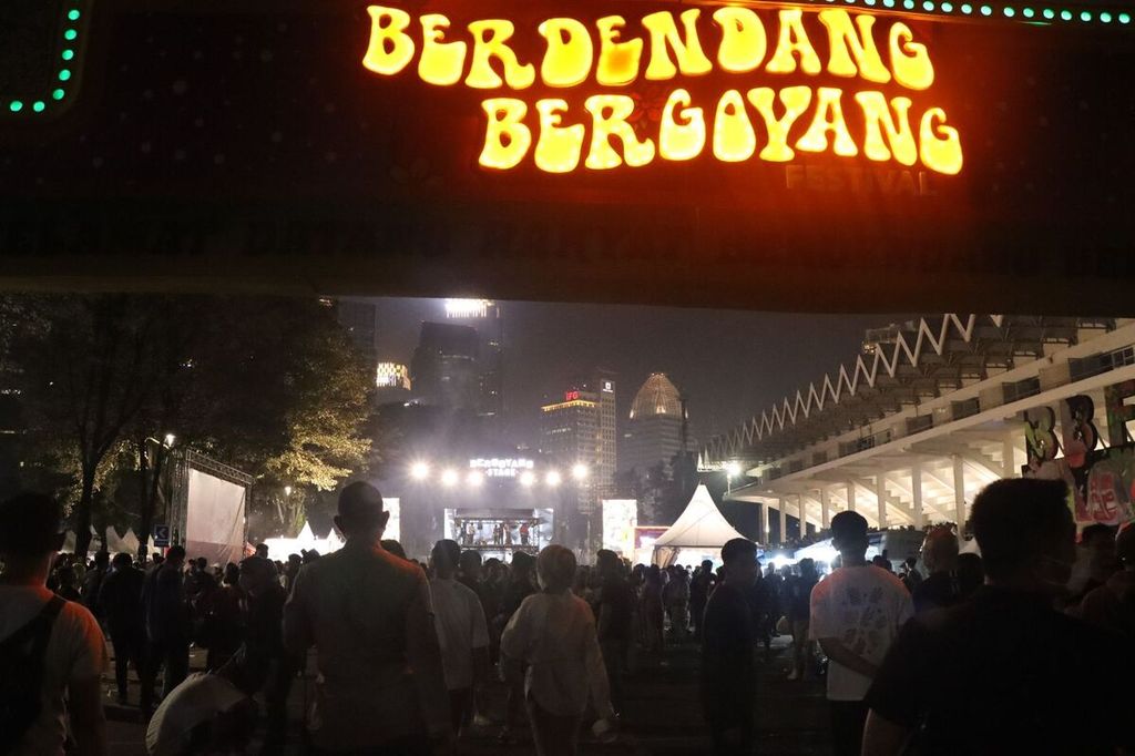 Suasana acara Berdendang Bergoyang Festival di Komplek GBK, Jakarta Pusat, Sabtu (29/10/2022). Acara itu dibubarkan pada pukul 22.00 oleh polisi dari waktu seharusnya pukul 23.00. Penyelenggara mengabaikan izin kapasitas lokasi acara hingga pengunjung membeludak.