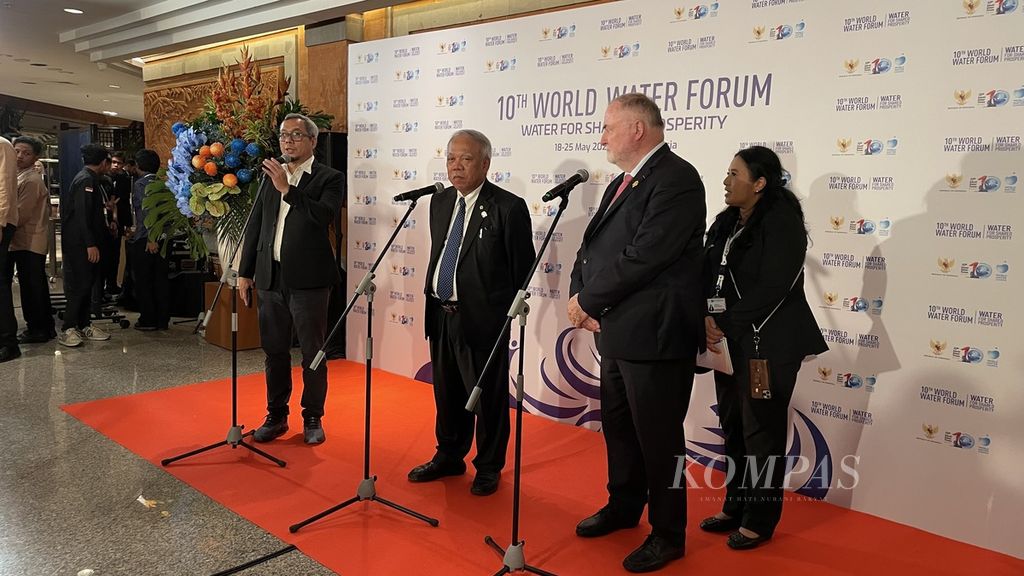 Minister of Public Works and People's Housing Basuki Hadimuljono (center) and President of the World Water Council Loic Fauchon (right) met with the media after closing the 10th World Water Forum at the Bali International Convention Centre, Nusa Dua, Bali, on Friday (24/5/2024).