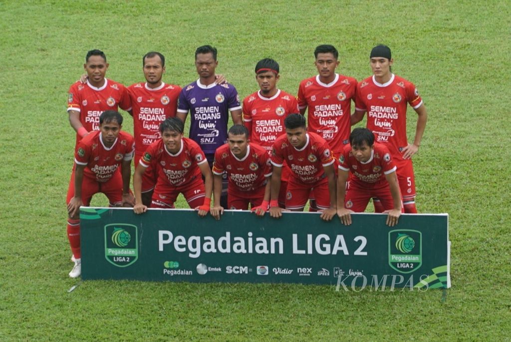 Sebelas pemain Semen Padang FC berfoto menjelang laga melawan Persiraja Banda Aceh pada pertandingan terakhir grup X Liga 2 di Stadion Haji Agus Salim, Kota Padang, Sumatera Barat, Sabtu (3/2/2024). 
