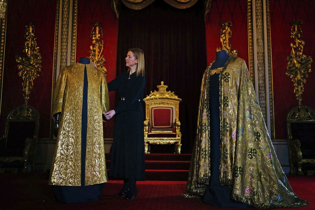 Perlengkapan upacara penobatan Raja Inggris Charles III, termasuk Supertunica (kiri) dan Mantel Kerajaan, dipajang di Ruang Takhta Istana Buckingham, London, Inggris, 26 April 2023. 